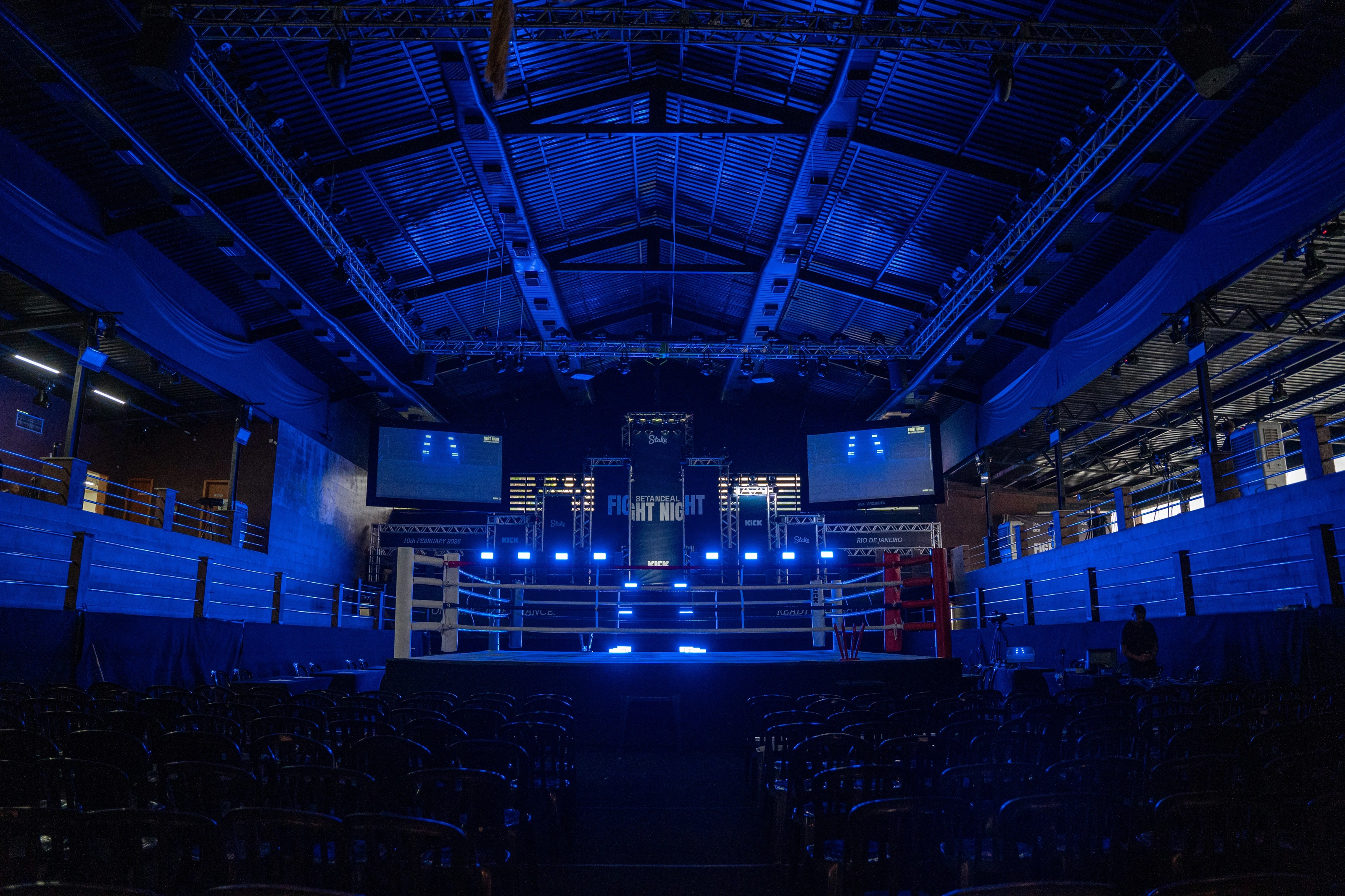Vista frontal del escenario y el ring de Betandeal Fight Night